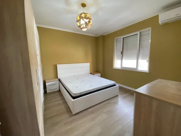 Tirane, jepet me qera apartament 2+1+Ballkon Kati 8, 100 m² 700 € (Komuna e Parisit)