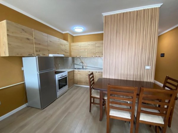 Tirane, jepet me qera apartament 2+1+Ballkon Kati 8, 100 m² 700 € (Komuna e Parisit)
