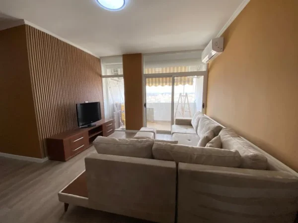 Tirane, jepet me qera apartament 2+1+Ballkon Kati 8, 100 m² 700 € (Komuna e Parisit)
