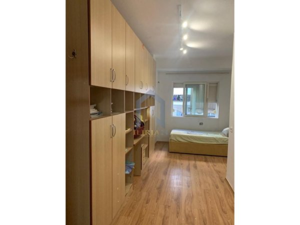 Tirane, jap me qera apartament 2+1+Ballkon Kati 4, 122 m² 600 € (Yzberisht Rruga 3 Deshmoret)