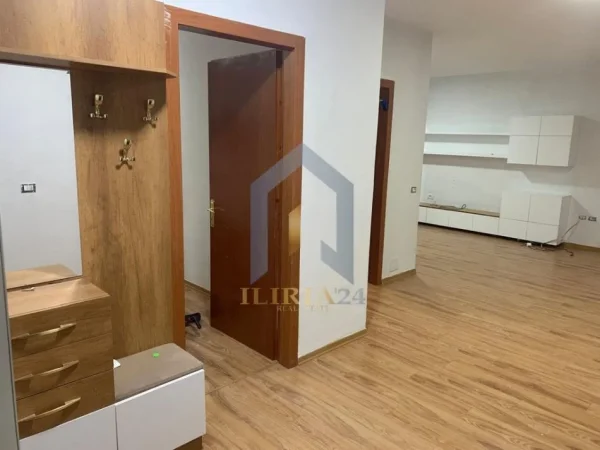 Tirane, jap me qera apartament 2+1+Ballkon Kati 4, 122 m² 600 € (Yzberisht Rruga 3 Deshmoret)