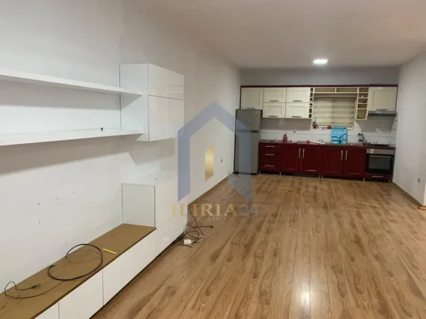 Tirane, jap me qera apartament 2+1+Ballkon Kati 4, 122 m² 600 € (Yzberisht Rruga 3 Deshmoret)