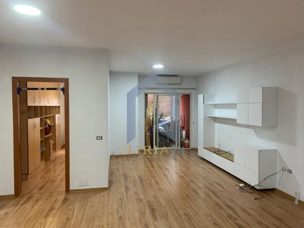 Tirane, jap me qera apartament 2+1+Ballkon Kati 4, 122 m² 600 € (Yzberisht Rruga 3 Deshmoret)