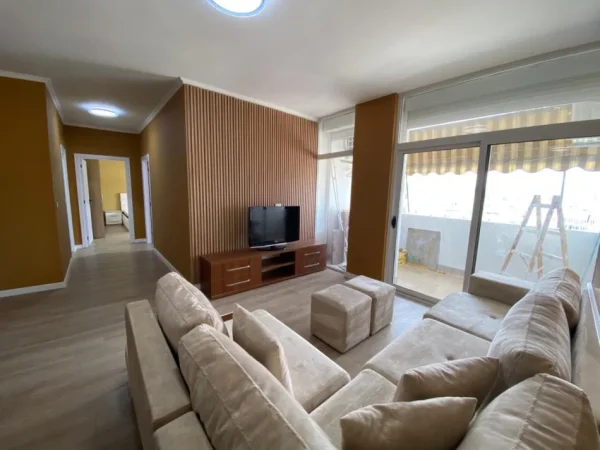 Tirane, jepet me qera apartament 2+1+Ballkon Kati 8, 100 m² 700 € (Komuna e Parisit)