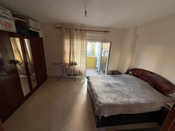 Tirane, jepet me qera apartament 2+1 Kati 4, 90 m² 700 € (KOMUNA E PARISIT)