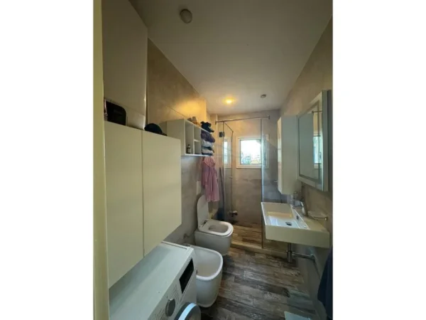 Tirane, jepet me qera apartament 1+1 Kati 4, 51 m² 600 € (Bllok prane Juridikut)