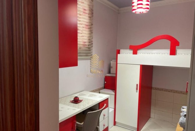Tirane, jepet me qera apartament 2+1+Ballkon Kati 1, 90 m² 350 € (Kinostudio)
