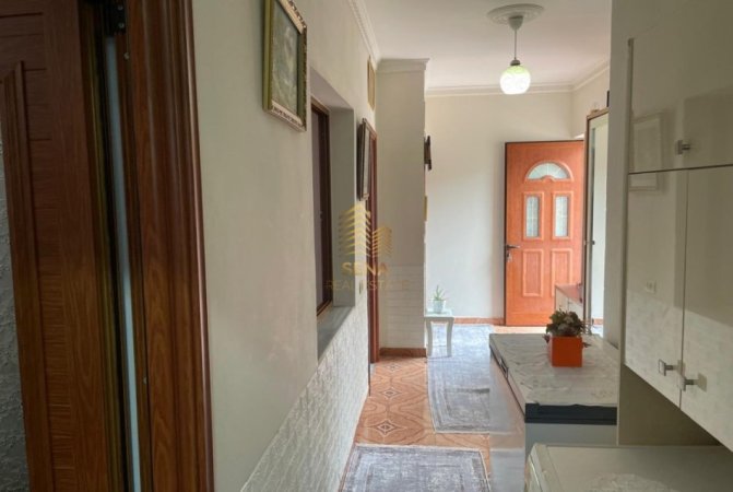 Tirane, jepet me qera apartament 2+1+Ballkon Kati 1, 90 m² 350 € (Kinostudio)