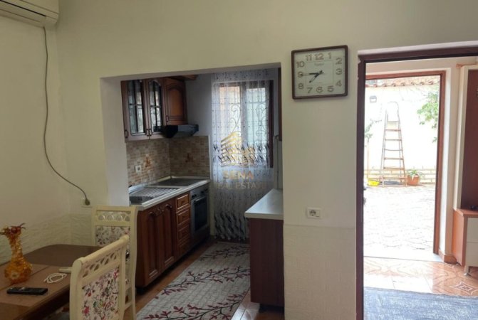 Tirane, jepet me qera apartament 2+1+Ballkon Kati 1, 90 m² 350 € (Kinostudio)