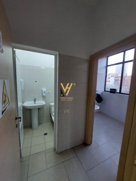 Tirane, jepet me qera zyre Kati 1, 350 m² 3.000 € (RRUGA PJETER BUDI)