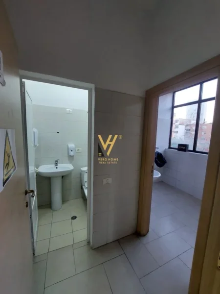 Tirane, jepet me qera zyre Kati 1, 350 m² 3.000 € (RRUGA PJETER BUDI)