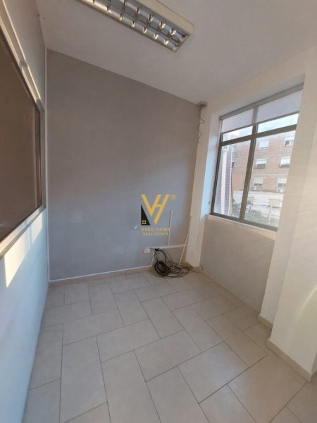 Tirane, jepet me qera zyre Kati 1, 350 m² 3.000 € (RRUGA PJETER BUDI)