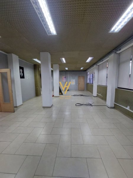 Tirane, jepet me qera zyre Kati 1, 350 m² 3.000 € (RRUGA PJETER BUDI)