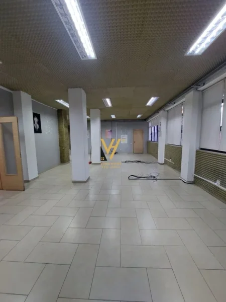 Tirane, jepet me qera zyre Kati 1, 350 m² 3.000 € (RRUGA PJETER BUDI)