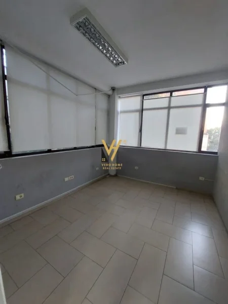 Tirane, jepet me qera zyre Kati 1, 350 m² 3.000 € (RRUGA PJETER BUDI)