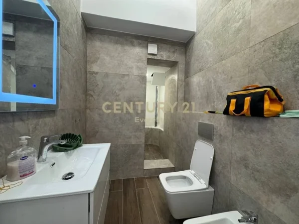 Tirane, jepet me qera dyqan Kati 0, 36 m² 800 € (SQUARE 21)