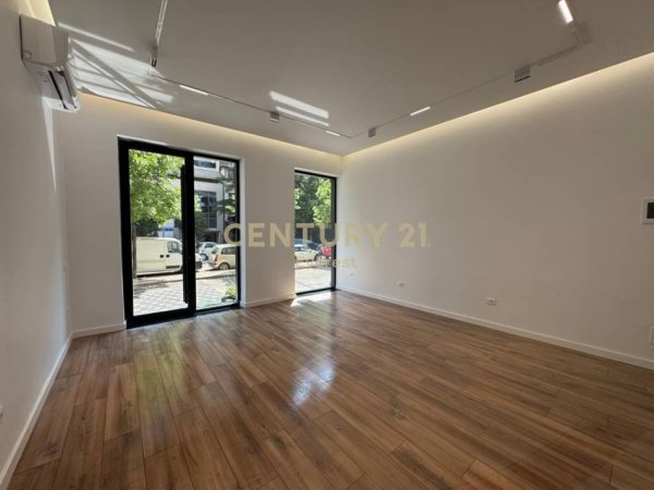 Tirane, jepet me qera dyqan Kati 0, 36 m² 800 € (SQUARE 21)