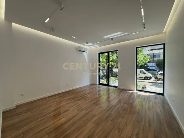 Tirane, jepet me qera dyqan Kati 0, 36 m² 800 € (SQUARE 21)