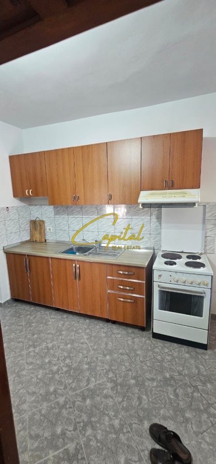 Tirane, jepet me qera apartament 1+1 Kati 1, 70 m² 500 € (ISH PARKU)