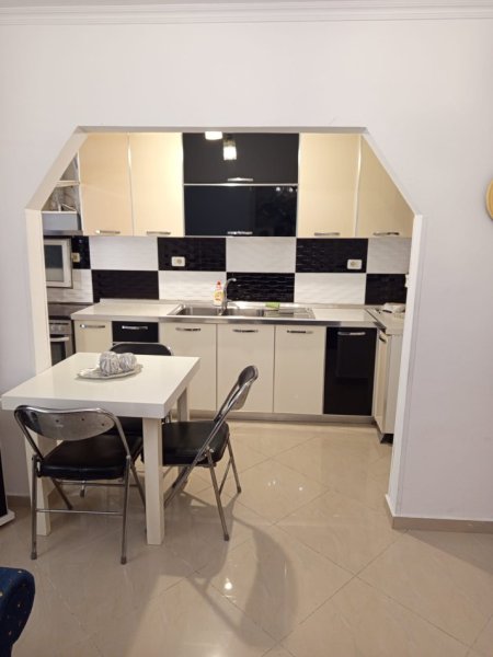 Tirane, jepet me qera apartament 3+1 Kati 1, 85 m² 550 € (Pranë Report Tv, Rruga Ndre Mjeda, Tiranë)