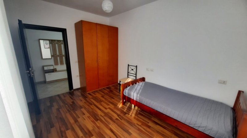Tirane, jepet me qera Vile 2+1 Kati 2, 90 m² 650 € (Tek Bulevardi ZOGU I PARË, pas FSHN-së.)