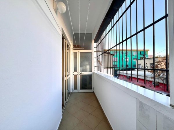 Me Qera: 2+1+Kuzh Vec + 3 Ballkone (100m2) 📍Vasil Shanto, fiks te Shkolla | 65,000 Leke/Muaj - Kati:2