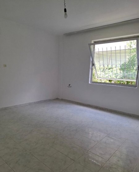 Tirane, jepet me qera apartament 2+1 Kati 1, 100 m² 400 € (LAPRAKE)