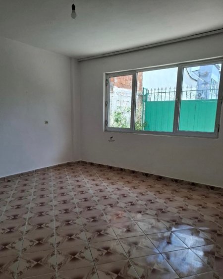 Tirane, jepet me qera apartament 2+1 Kati 1, 100 m² 400 € (LAPRAKE)