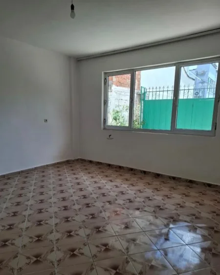 Tirane, jepet me qera apartament 2+1 Kati 1, 100 m² 400 € (LAPRAKE)