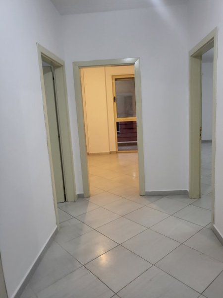 Tirane, jap me qera apartament 2+1+Ballkon Kati 2 banimit 95 m² 650 € (Ne fund te rruges Don Bosko)