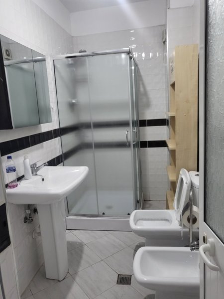 Tirane, jap me qera apartament 2+1+Ballkon Kati 2 banimit 95 m² 650 € (Ne fund te rruges Don Bosko)