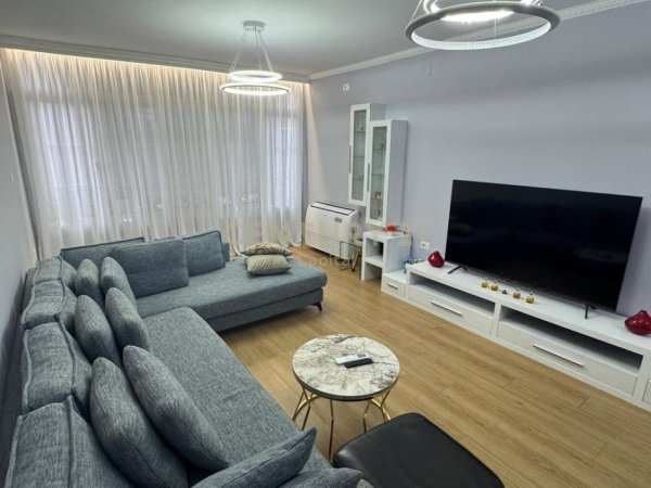 Tirane, jepet me qera apartament 2+1+Aneks+Ballkon Kati 2, 113 m² 700 € (Laprake)