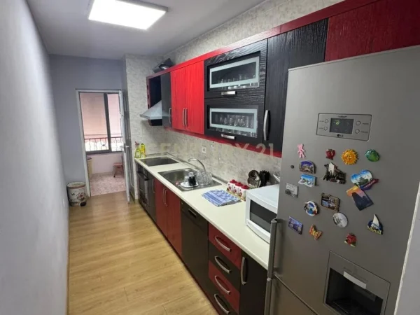 Tirane, jepet me qera apartament 2+1+Aneks+Ballkon Kati 2, 113 m² 700 € (Laprake)
