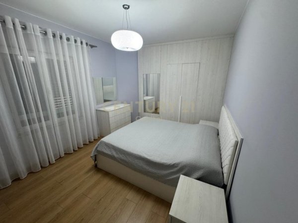 Tirane, jepet me qera apartament 2+1+Aneks+Ballkon Kati 2, 113 m² 700 € (Laprake)