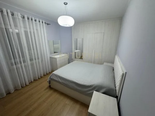 Tirane, jepet me qera apartament 2+1+Aneks+Ballkon Kati 2, 113 m² 700 € (Laprake)