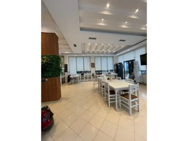 Durres, jepet me qera bar-resorant Kati 0, 300 m² 20.000 € (Shkembi i Kavajes)