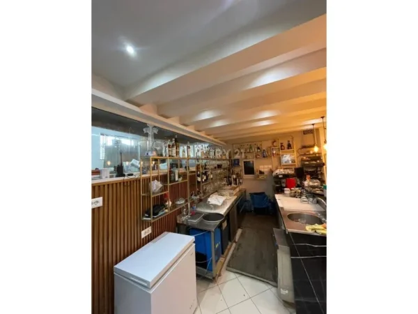 Durres, jepet me qera bar-resorant Kati 0, 300 m² 20.000 € (Shkembi i Kavajes)