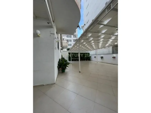 Durres, jepet me qera bar-resorant Kati 0, 300 m² 20.000 € (Shkembi i Kavajes)