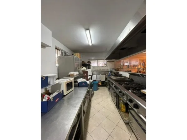 Durres, jepet me qera bar-resorant Kati 0, 300 m² 20.000 € (Shkembi i Kavajes)