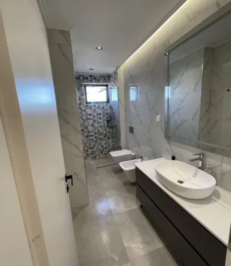Tirane, jepet me qera apartament 3+1 Kati 10, 230 m² 1.200 € (ASTIR)