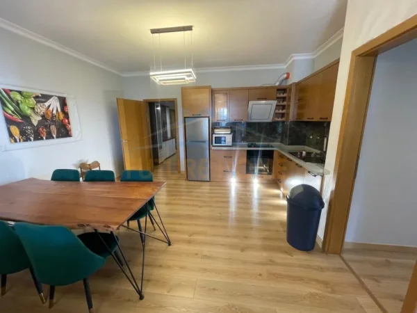 Tirane, jepet me qera apartament 3+1+Ballkon Kati 4, 134 m² 1.200 € (Liqeni i Thatë)