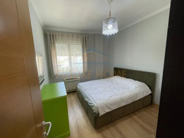 Tirane, jepet me qera apartament 3+1+Ballkon Kati 4, 134 m² 1.200 € (Liqeni i Thatë)