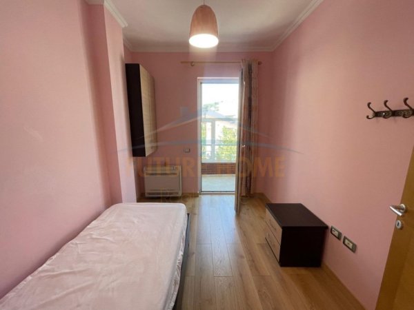 Tirane, jepet me qera apartament 3+1+Ballkon Kati 4, 134 m² 1.200 € (Liqeni i Thatë)