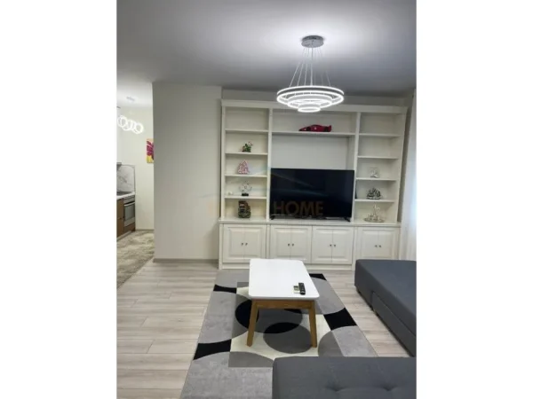 Tirane, jepet me qera apartament 1+1+Ballkon Kati 8, 70 m² 900 € (Rruga e Kosovareve)