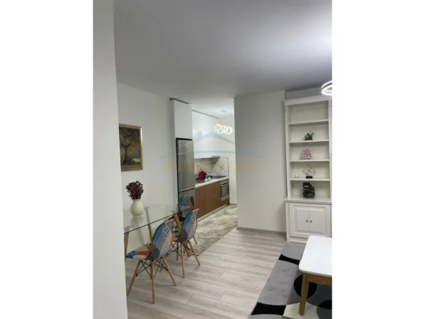 Tirane, jepet me qera apartament 1+1+Ballkon Kati 8, 70 m² 900 € (Rruga e Kosovareve)
