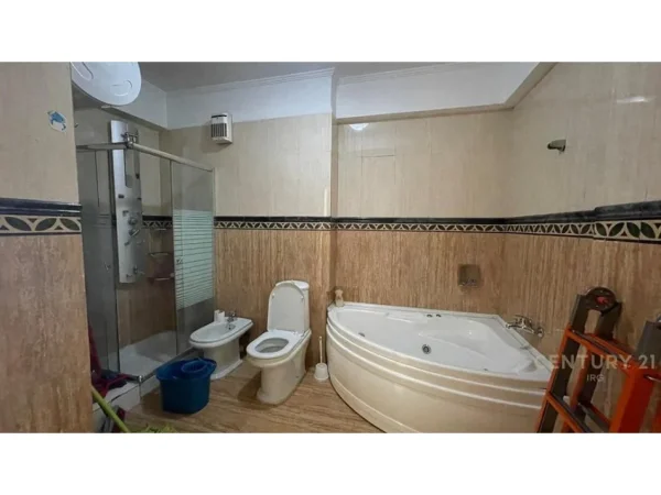 Tirane, jepet me qera zyre Kati 4, 155 m² 1.500 € (Sheshi Willson)