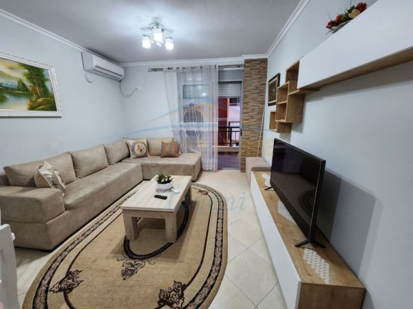 Tirane, jepet me qera apartament 1+1+Ballkon Kati 4, 70 m² 630 € (Liqeni I Thatë)