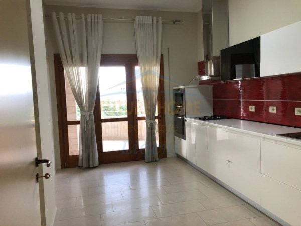 Tirane, jepet me qera apartament 3+1 Kati 6, 135 m² 1.500 € (Kopshti Zoologjik)