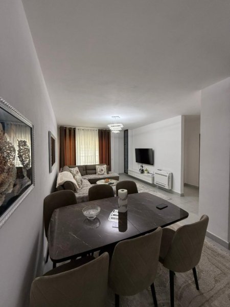Tirane, jepet me qera apartament 3+1 Kati 1, 600 € 