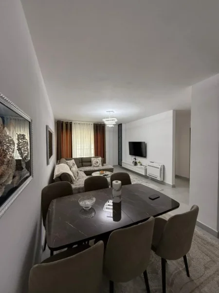 Tirane, jepet me qera apartament 3+1 Kati 1, 600 € 